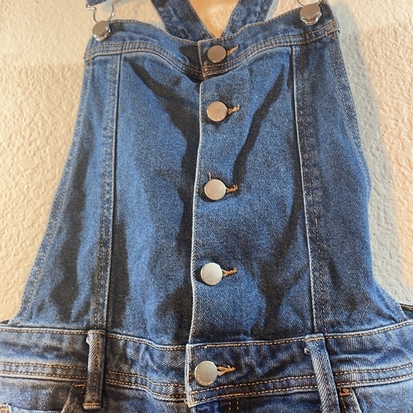 DISTRESSED TINSELTOWN RIPPED CUFFED DENIM SHORTALLS - SIZE MEDIUM - Picture 6 of 16